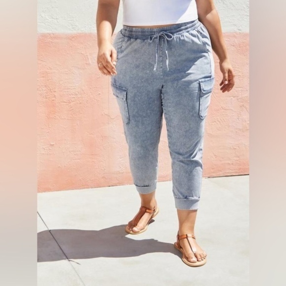 Torrid Relaxed Fit Jogger Stretch Challis Mid-Rise Cargo Pocket Pant acid wash